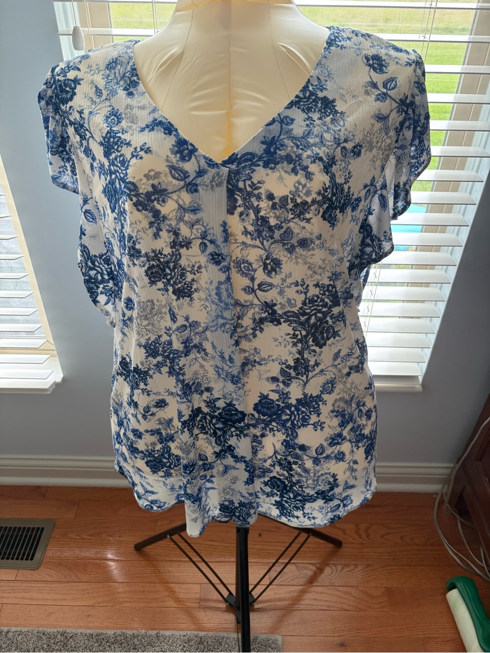 Women's Blue Floral V-Neck Flutter Sleeve Blouse